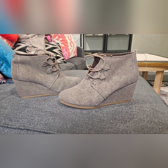 TOMS Kala Gunmetal Star Suede Oxford Bootie. Size 8 Like New - Picture 5 of 15